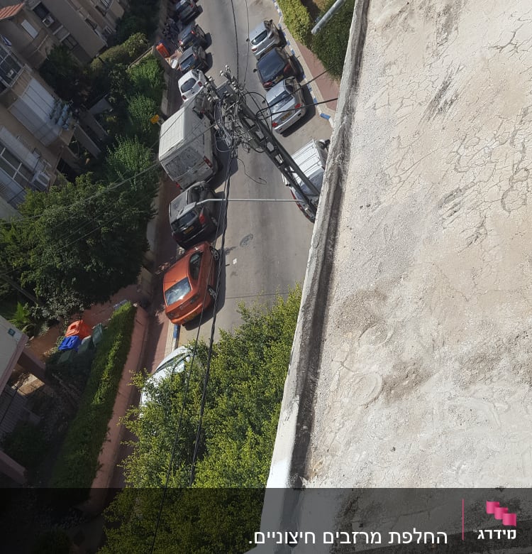 גג בטון עם צינור פלסטיק לבן